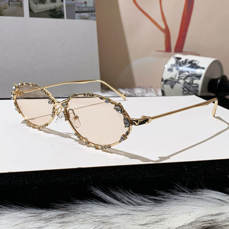Dame ekstravagant oversized solbrille med futuristisk design Skanto