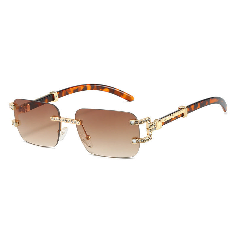 Dame designer solbrille med unik smykkedetalj Skanto