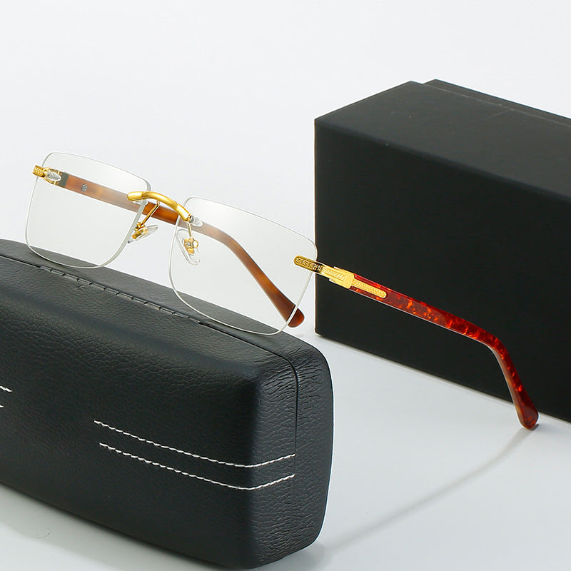 Dame moteriktig solbrille med stilren, firkantet ramme og elegante metallkanter Skanto