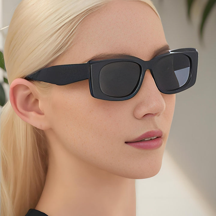 Dame Moda solbrille med markant kvadratisk ramme og UV-beskyttelse Skanto