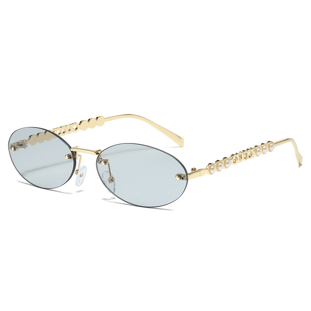 Dame moteriktig solbrille med oval ramme og perledekorert bøyle Skanto