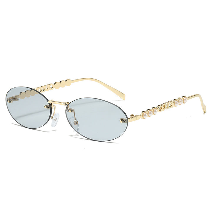 Dame moteriktig solbrille med oval ramme og perledekorert bøyle Skanto