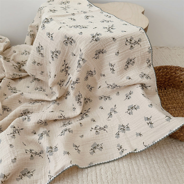 Unisex Musselinteppe med delikat blomsterdesign og elegante volanger Skanto