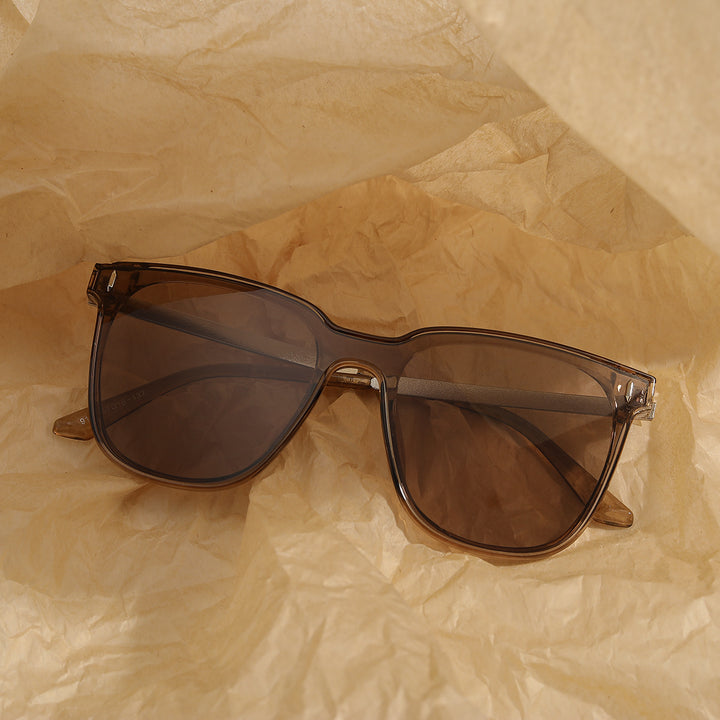 Dame moteriktig solbrille med høykvalitets ramme og innovativ design Skanto