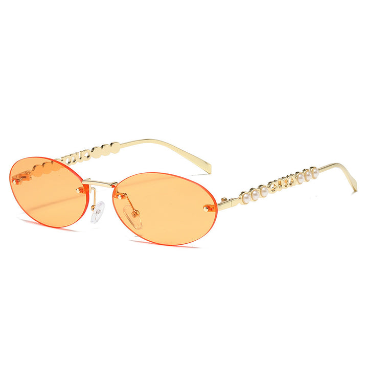 Dame moteriktig solbrille med oval ramme og perledekorert bøyle Skanto