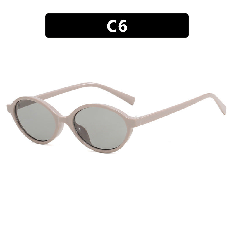 Dame moteriktig solbrille med unikt ovalt design Skanto