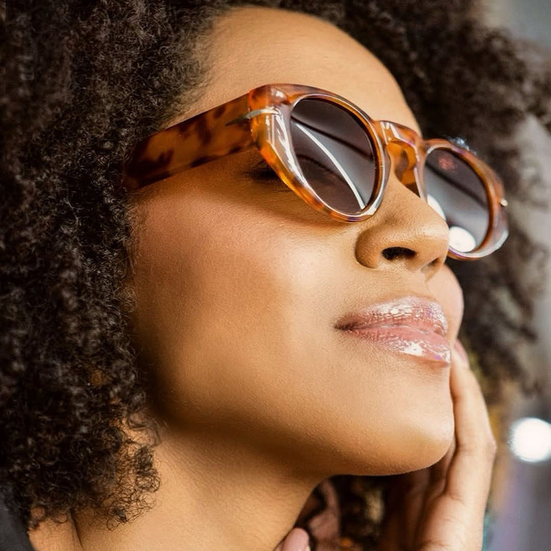 Dame moteriktig solbrille med unikt design og polariserende glass Skanto