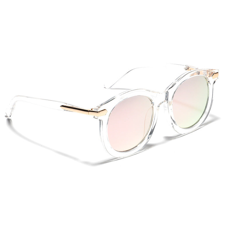 Dame moteriktig solbrille med gjennomsiktig ramme og gull accenter Skanto
