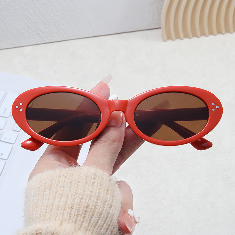 Damer moteriktig solbrille i elegant ovalt design Skanto