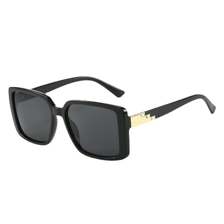 Dame moteriktig firkantet solbrille med trendy detaljer Skanto