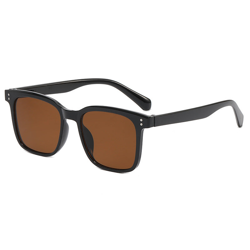 Dame moteriktig solbrille i moderne firkantet design Skanto