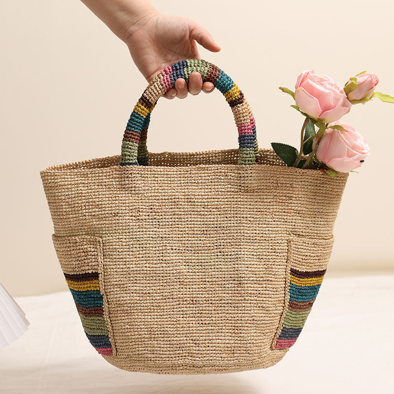 Håndlaget kurvveske med fargerike stripe aksenter Skanto