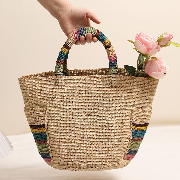Håndlaget kurvveske med fargerike stripe aksenter Skanto