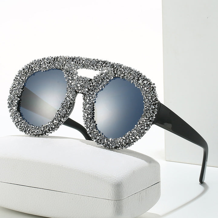 Dame moteriktig solbrille med glamorøse strassramme Skanto