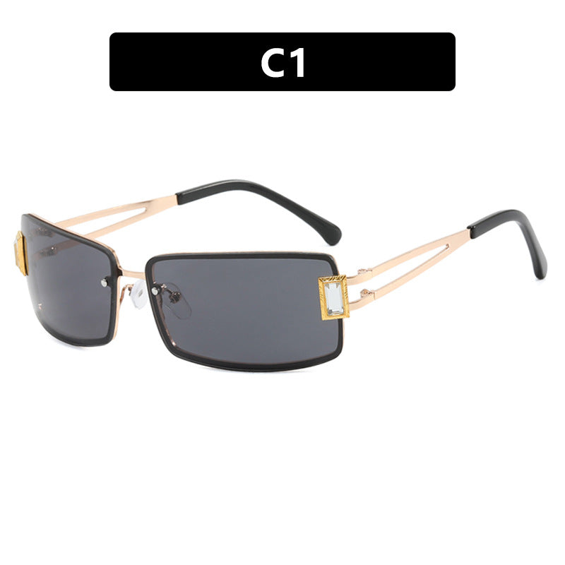 Dame stilig solbrille med elegante trapezformede glass og filigran metallramme Skanto