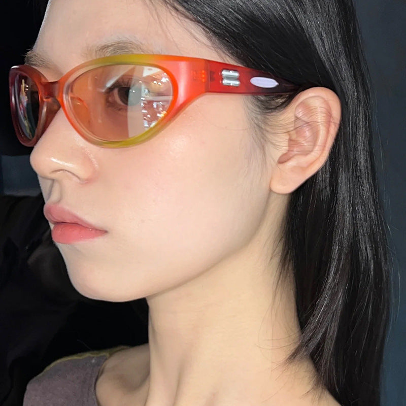 Damer ekstravagant solbrille med buet design Skanto