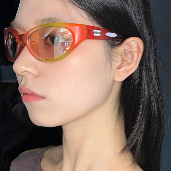 Damer ekstravagant solbrille med buet design Skanto