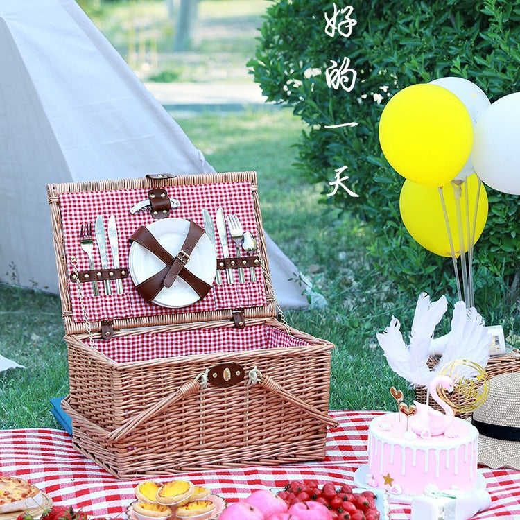 Kvinnes piknikkurv med elegant serviset Skanto