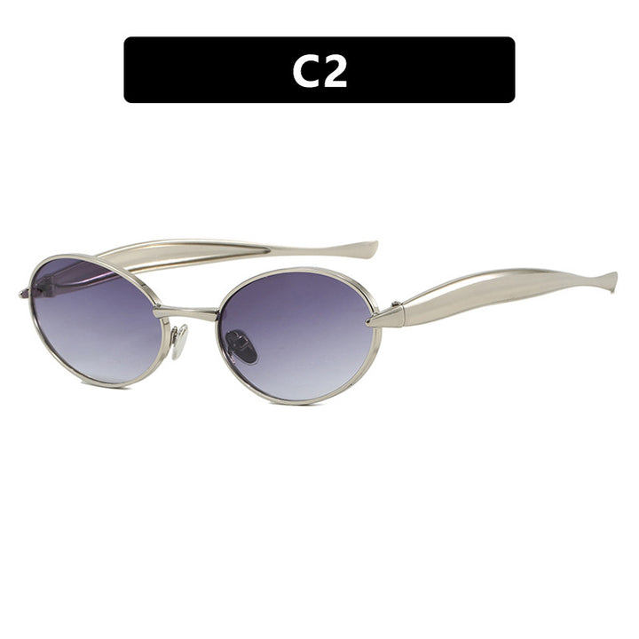 Dame moteriktig solbrille med oval ramme og glitrende detaljer Skanto