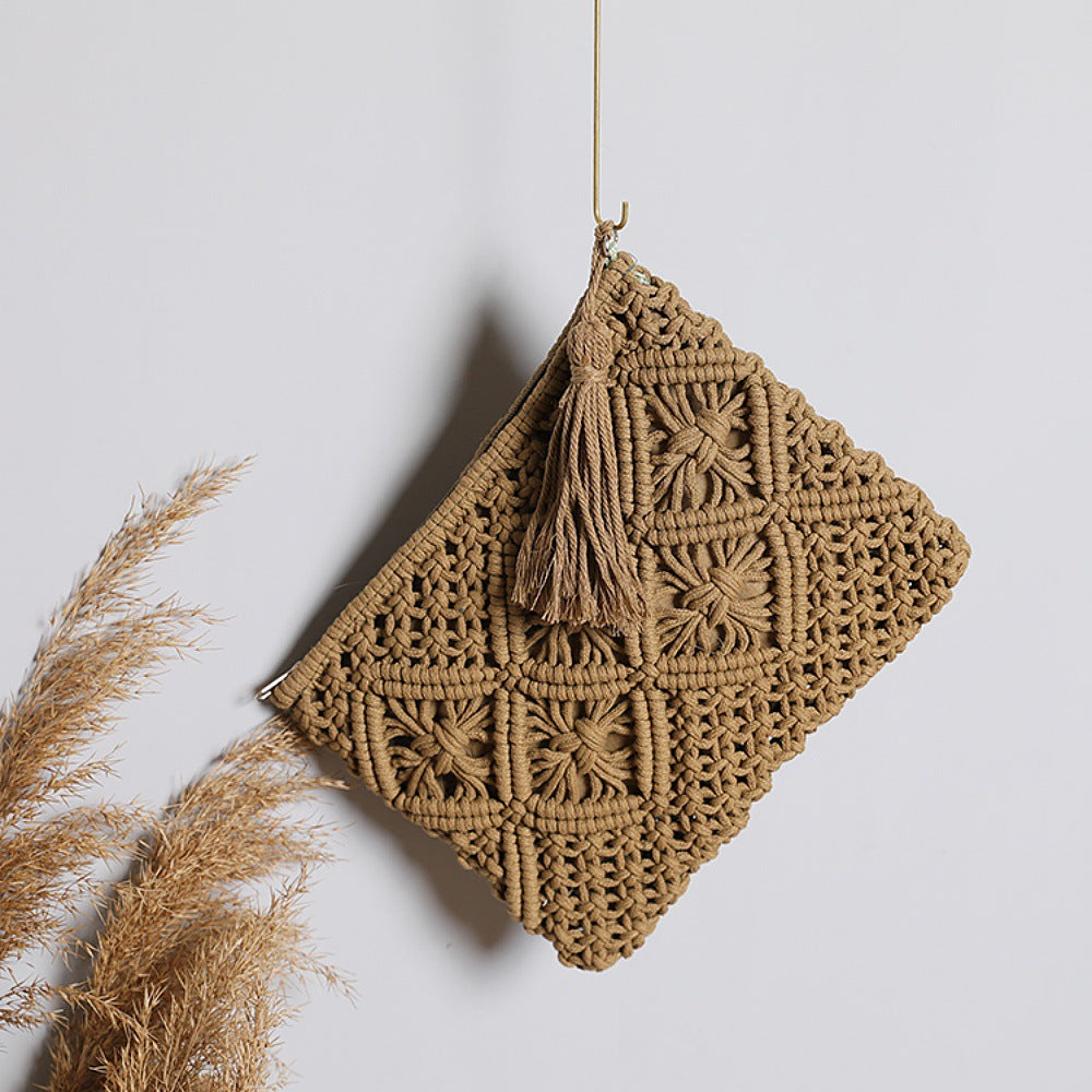 Makramee clutch med kvastdetaljer Skanto