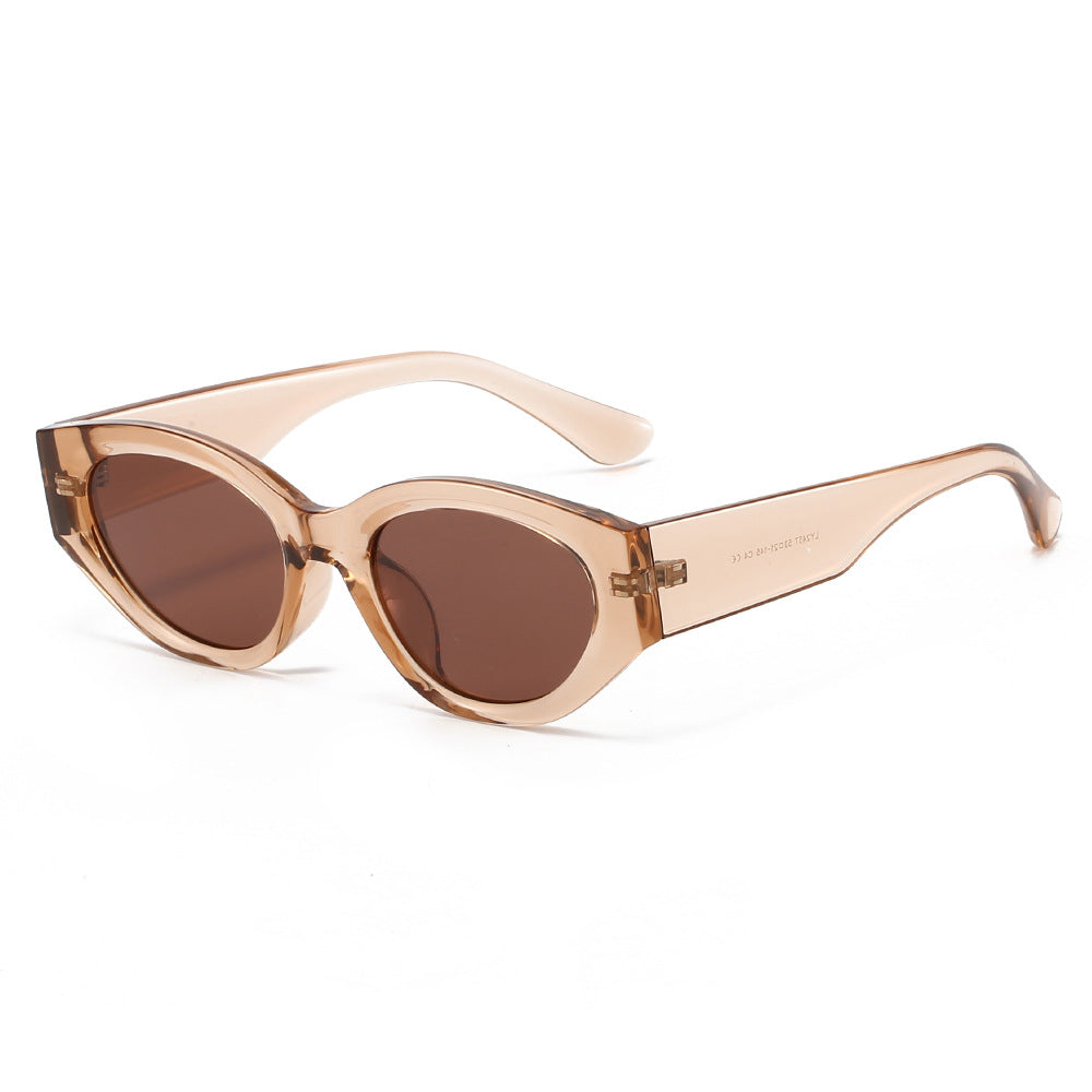 Dame Cat-Eye solbrille med moderne, transparent ramme og UV-beskyttelse Skanto