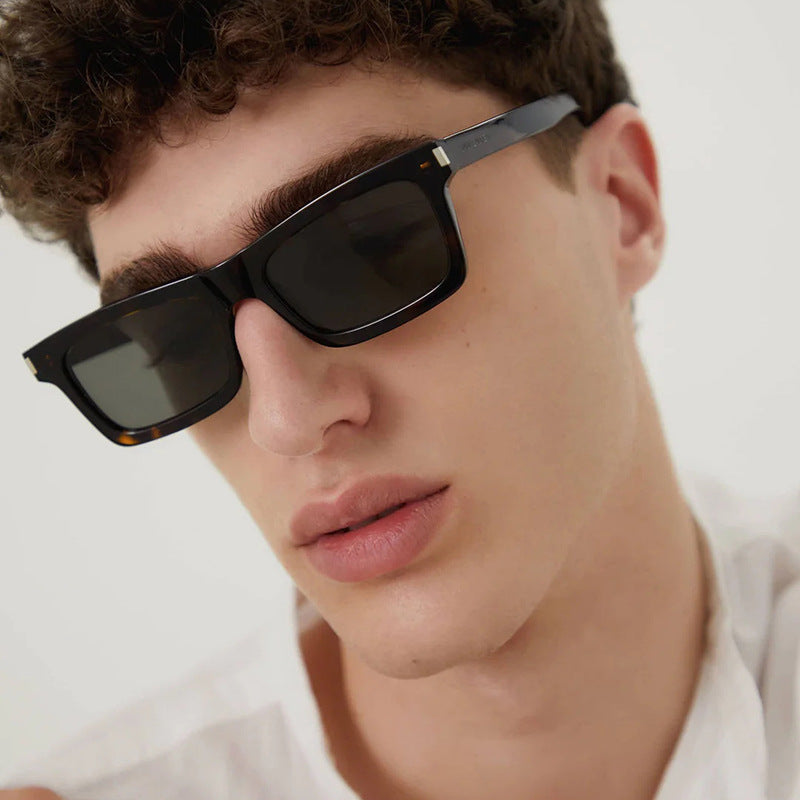 Dame kvadratisk solbrille med transparente linser og stillegant design Skanto