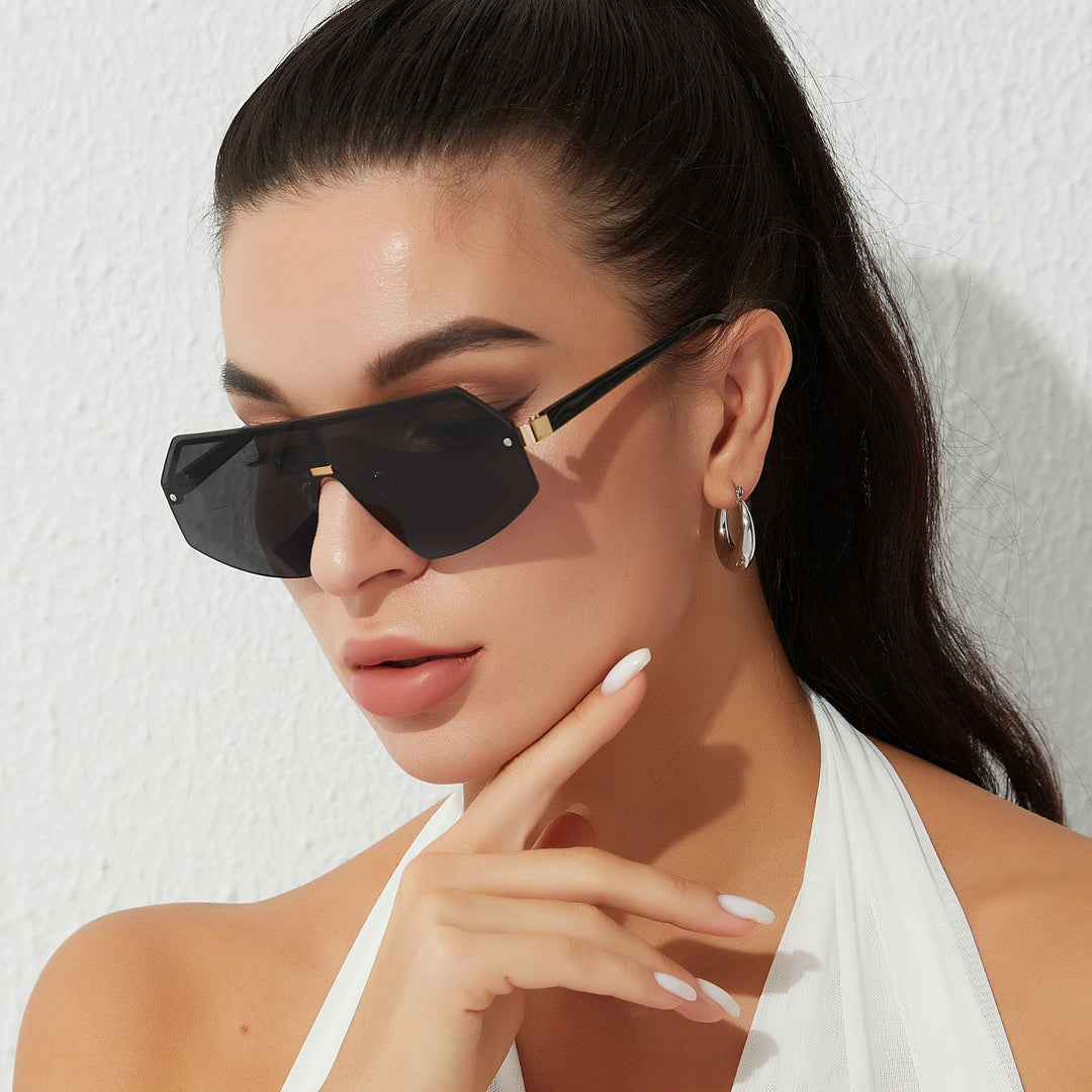 Dame futuristisk oversized solbrille med innovativ ramme Skanto