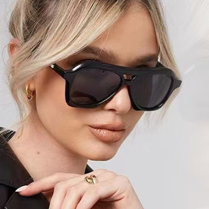 Dame moterik solbrille i innovativ design med bred ramme Skanto