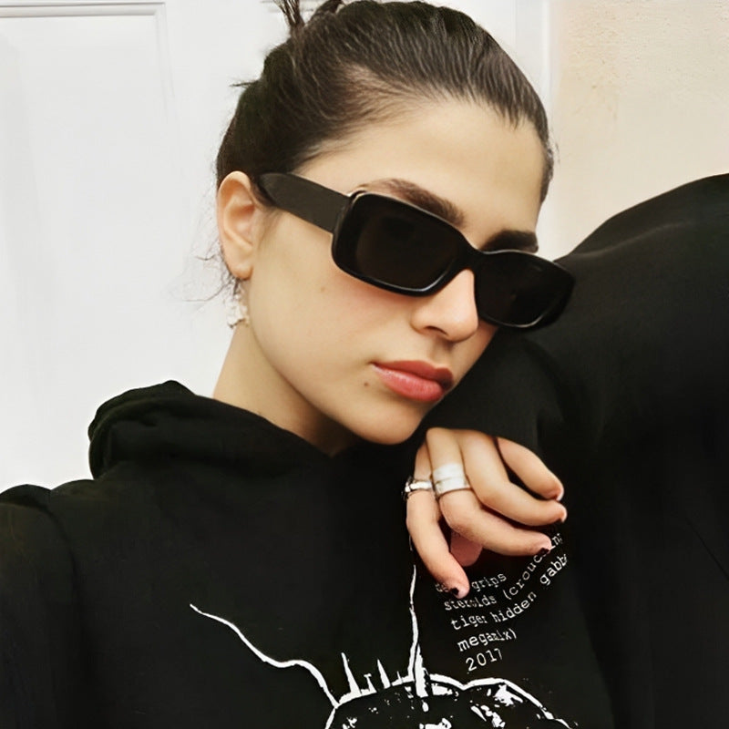 Dame moteriktig solbrille med trendy gjennomsiktig ramme og sporty design Skanto