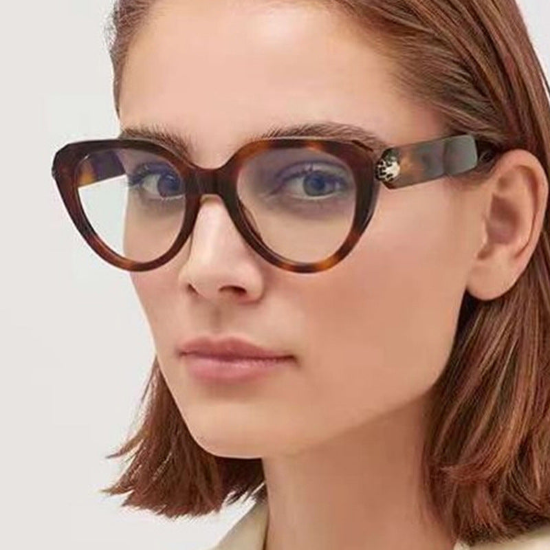 Dame Cat-Eye solbriller med gullige detaljer og beskyttende UV-filter Skanto