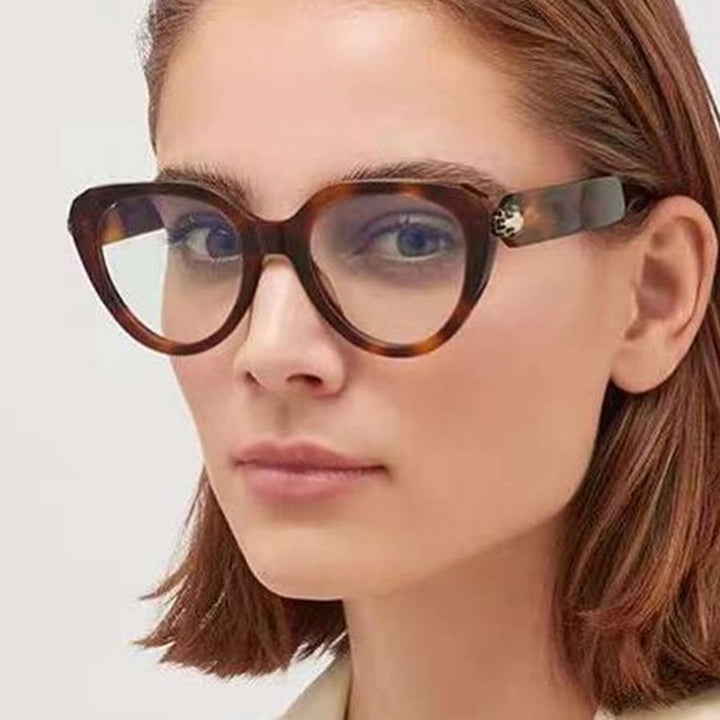 Dame Cat-Eye solbriller med gullige detaljer og beskyttende UV-filter Skanto