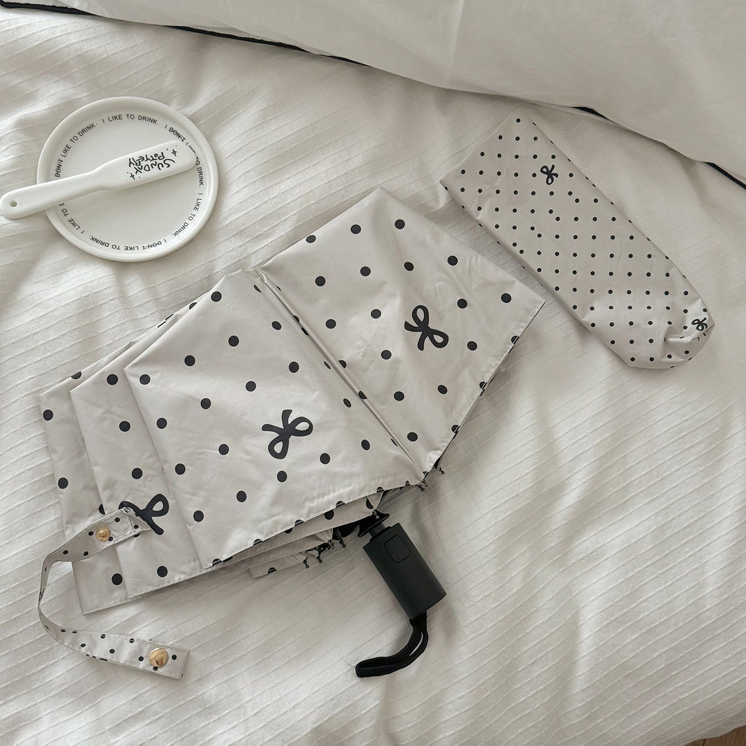 Dame kompakt paraply med stilfull prikkedesign Skanto