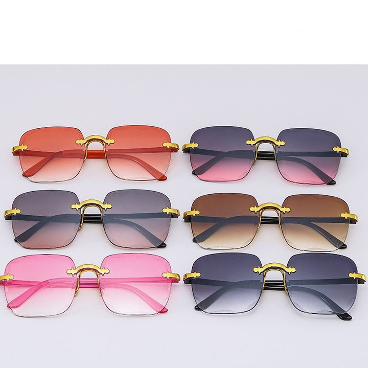 Dame oversized solbriller med unike designelementer Skanto