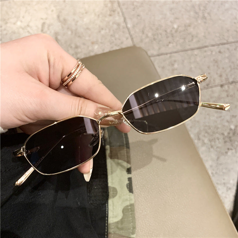 Dame geometrisk solbrille i minimalistisk design Skanto