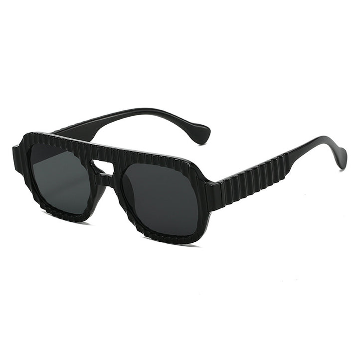 Dame moteriktig solbrille i futuristisk design med strukturert ramme Skanto