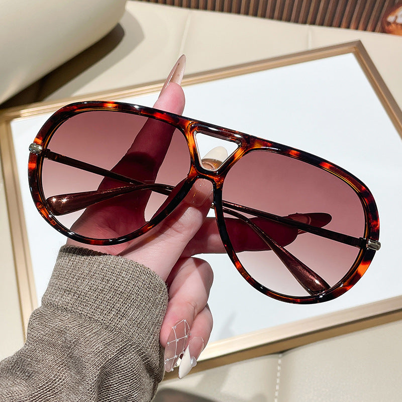 Dame solbrille i ekstravagant design med markante glass Skanto