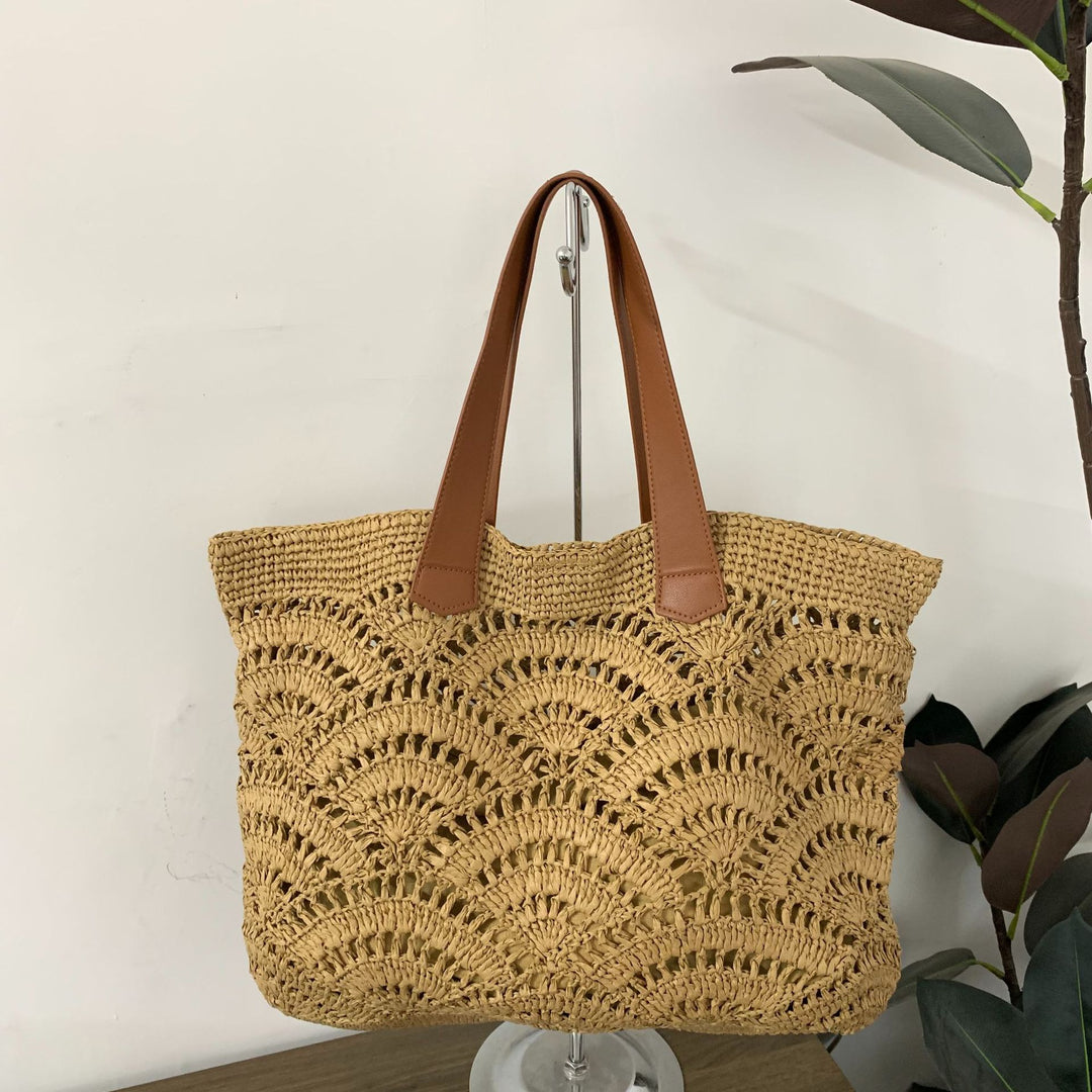 Håndveske av høykvalitets flettet naturmateriale med elegante lærhåndtak Skanto