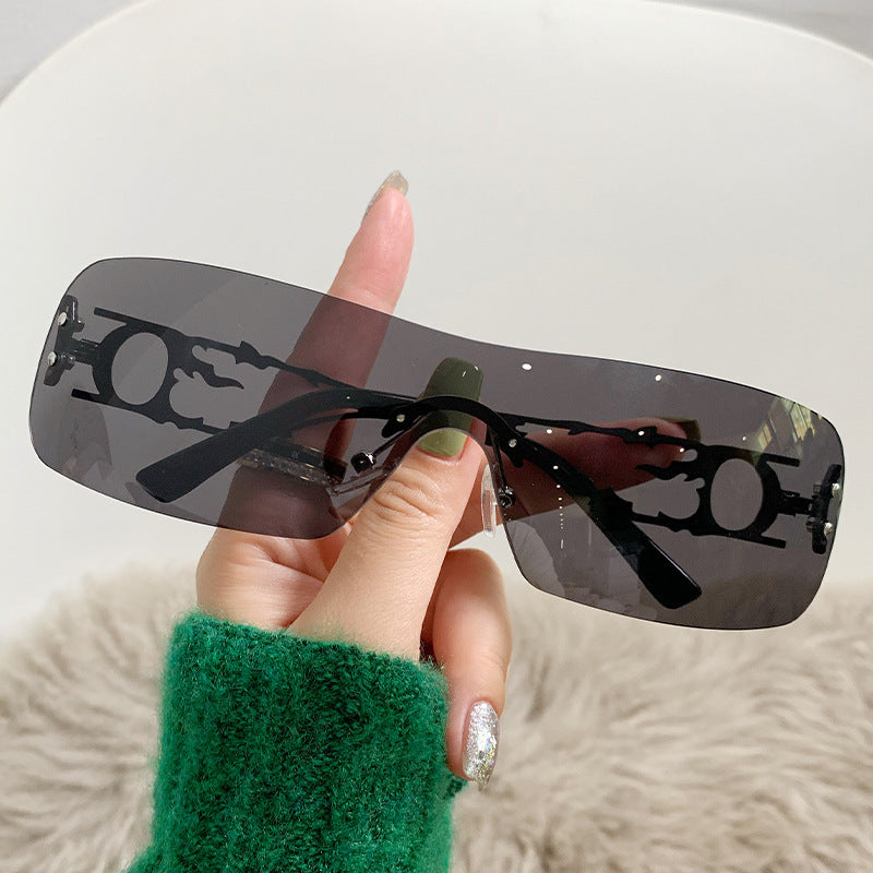 Dame moteriktig solbrille med innovativt design Skanto