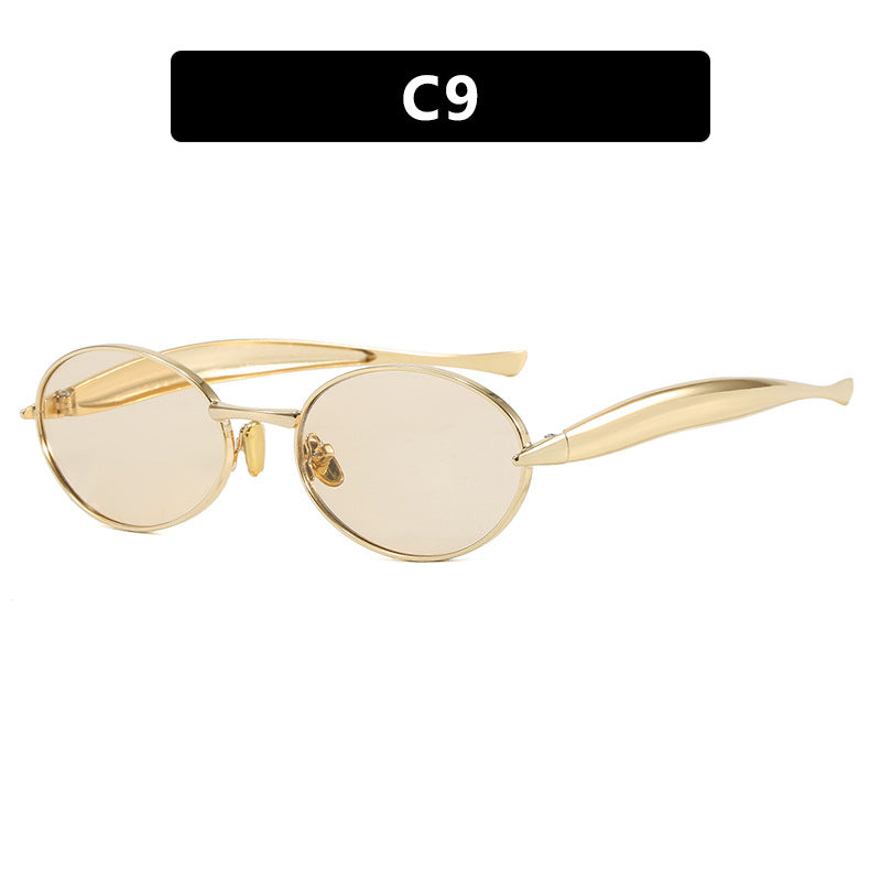 Dame moteriktig solbrille med oval ramme og glitrende detaljer Skanto