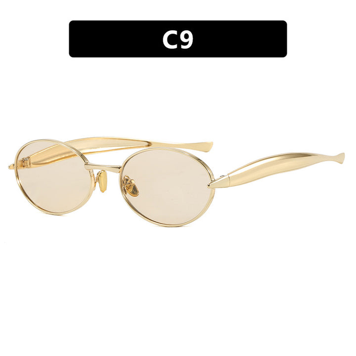 Dame moteriktig solbrille med oval ramme og glitrende detaljer Skanto