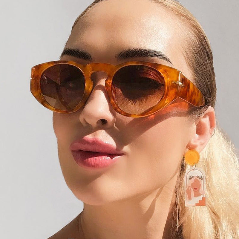 Dame moteriktig solbrille med unikt design og polariserende glass Skanto