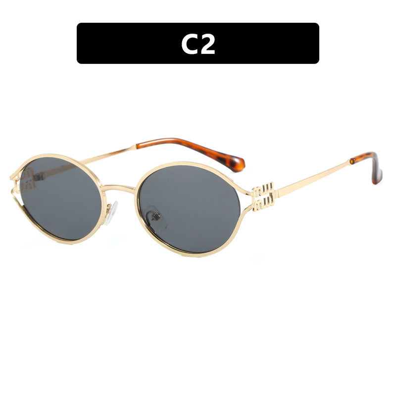 Dame ovalformet solbrille med elegant metallramme og moderne design Skanto