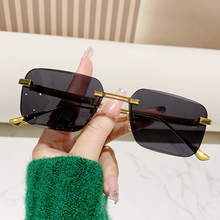 Dame moteriktig rektangulær solbrille med edle metallkanter Skanto