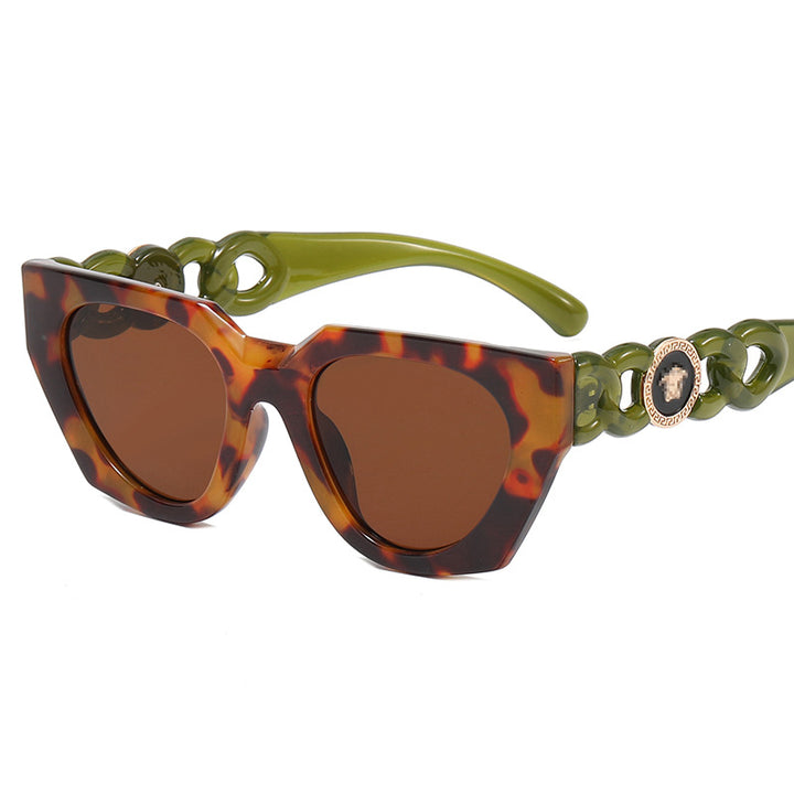 Dame moteriktig solbrille med ekstravagant design og luksuriøse detaljer Skanto