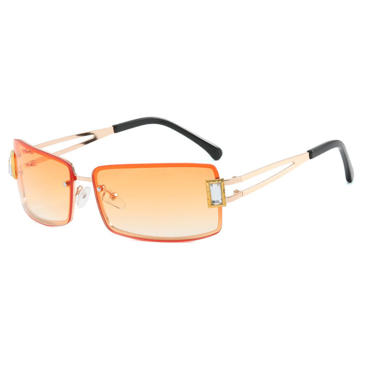 Dame stilig solbrille med elegante trapezformede glass og filigran metallramme Skanto