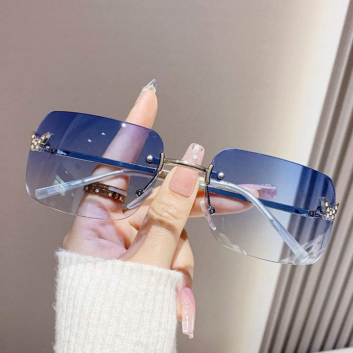 Damer moderiktig solbrille med unik ramme og luksuriøse aksenter Skanto