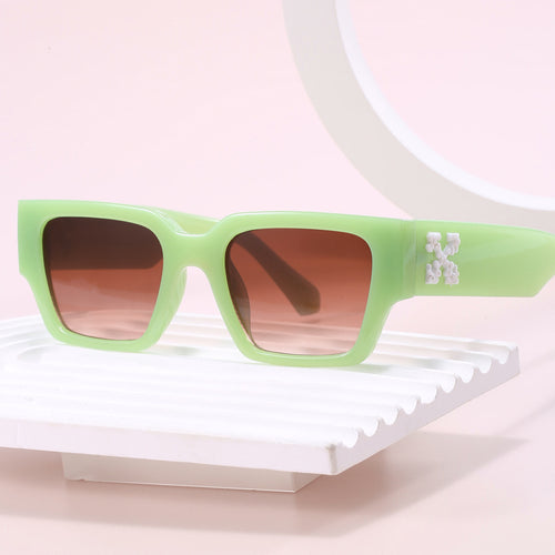 Dame stilige oversized solbriller med unikt design Skanto