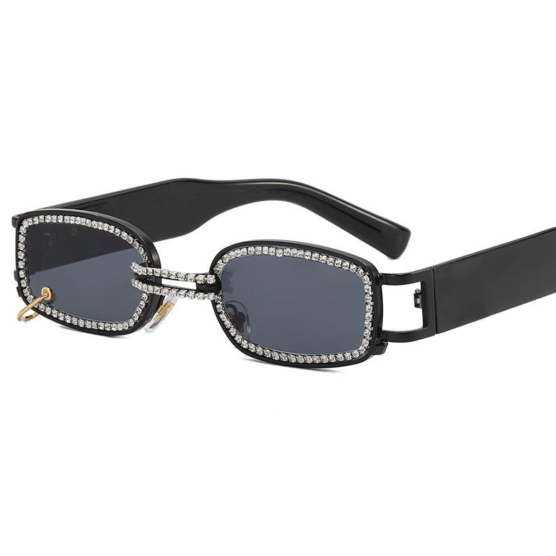 Dame moteriktig solbrille med glitrende krystalramme Skanto