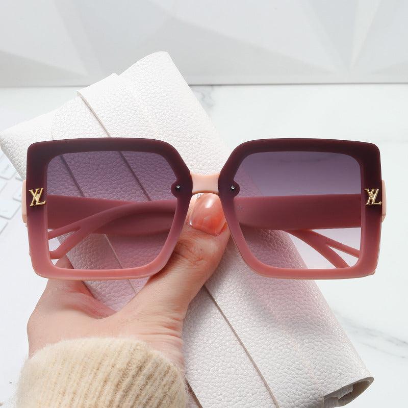 Damen moteriktig firkantet solbrille med elegant design Skanto