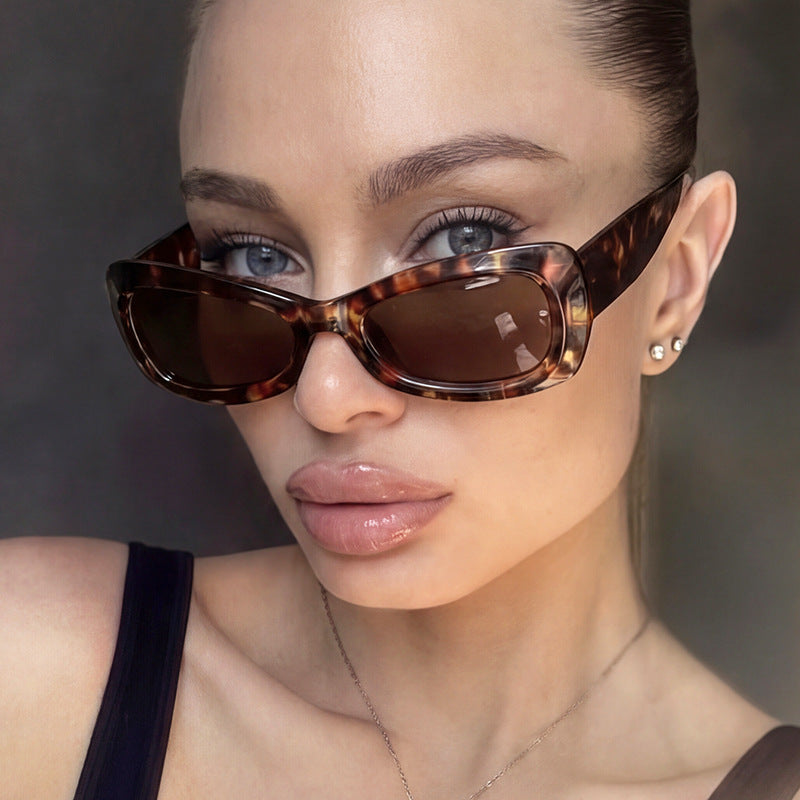 Dame moter Cat-Eye solbriller med beskyttende UV-filter og elegant design Skanto